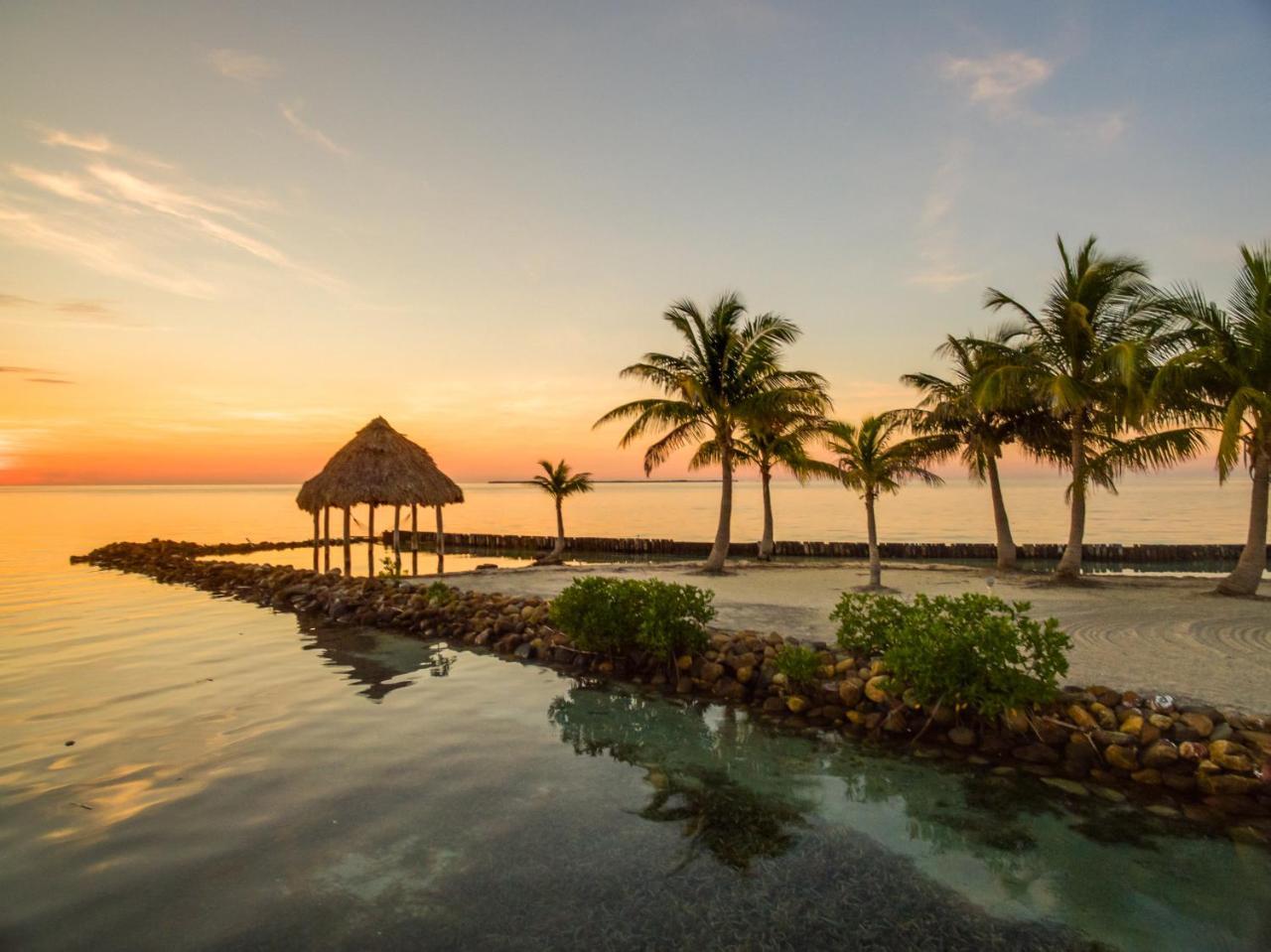 Отель Royal Belize Thatch Caye Экстерьер фото